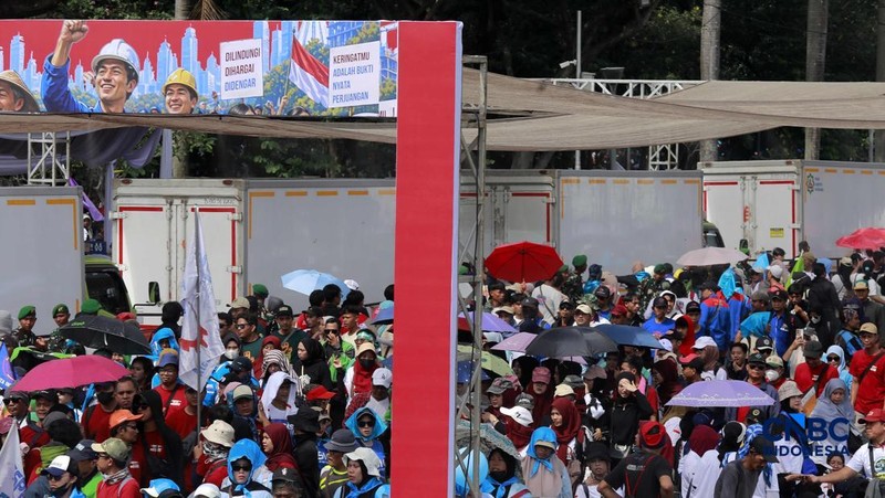 Ribuan buruh memadati Monumen Nasional (Monas) dalam peringatan Hari Buruh Internasional (May Day) di Jakarta, Jumat (1/5/2026). (CNBC Indonesia/Muhammad Sabki)