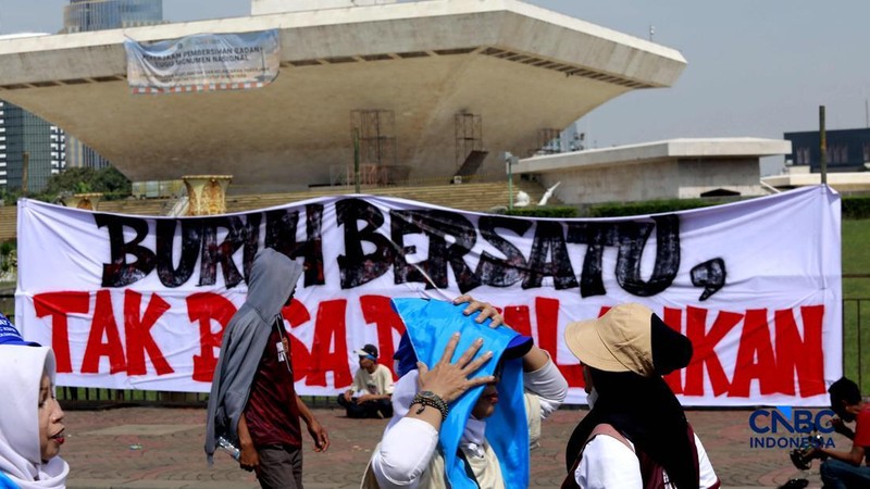 Ribuan buruh memadati Monumen Nasional (Monas) dalam peringatan Hari Buruh Internasional (May Day) di Jakarta, Jumat (1/5/2026). (CNBC Indonesia/Muhammad Sabki)