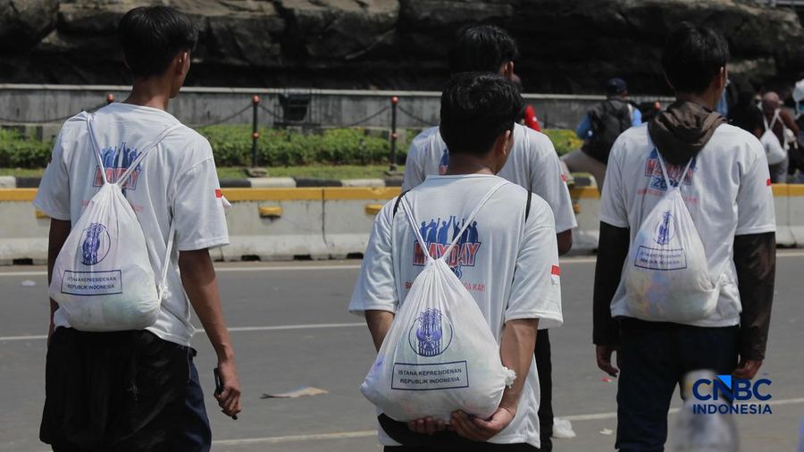 Massa buruh memadati kawasan Monumen Nasional (Monas) dalam peringatan Hari Buruh Internasional (Mayday) di Jakarta, Jumat (1/5/2026). (CNBC Indonesia/Muhammad Sabki)