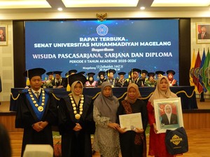 Momen Haru di Wisuda Unimma, Kakak Ipar Bawa Foto Adik yang Meninggal