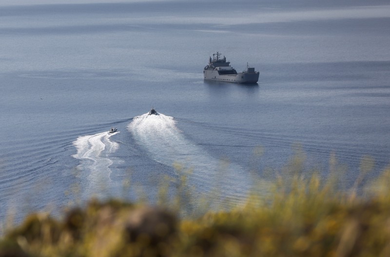 Kapal-kapal Penjaga Pantai Yunani mendekati sebuah kapal Israel yang membawa aktivis dari Global Sumud Flotilla, yang dicegat di perairan internasional oleh Angkatan Laut Israel, di lepas pelabuhan Atherinolakkos, di pulau Kreta, Yunani, 1 Mei 2026. (REUTERS/Stefanos Rapanis)