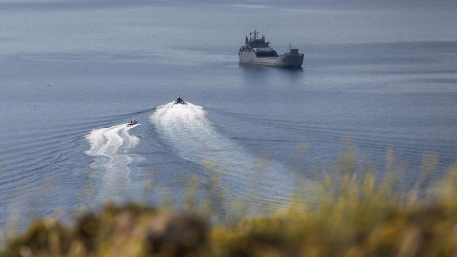 Kapal-kapal Penjaga Pantai Yunani mendekati sebuah kapal Israel yang membawa aktivis dari Global Sumud Flotilla, yang dicegat di perairan internasional oleh Angkatan Laut Israel, di lepas pelabuhan Atherinolakkos, di pulau Kreta, Yunani, 1 Mei 2026.