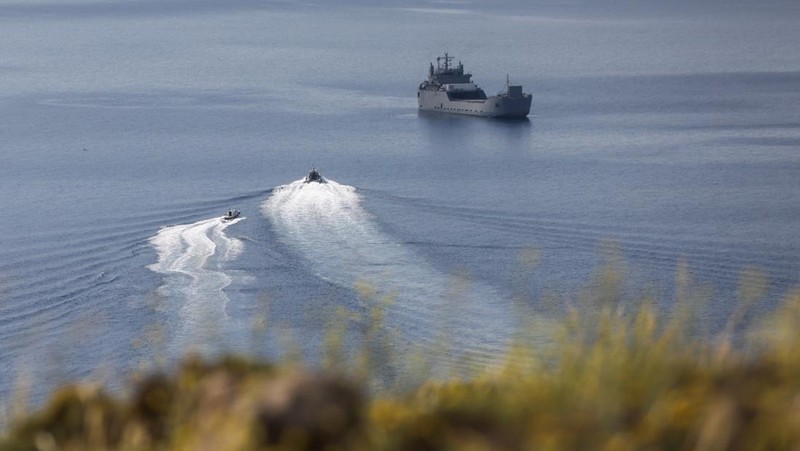 Kapal-kapal Penjaga Pantai Yunani mendekati sebuah kapal Israel yang membawa aktivis dari Global Sumud Flotilla, yang dicegat di perairan internasional oleh Angkatan Laut Israel, di lepas pelabuhan Atherinolakkos, di pulau Kreta, Yunani, 1 Mei 2026.