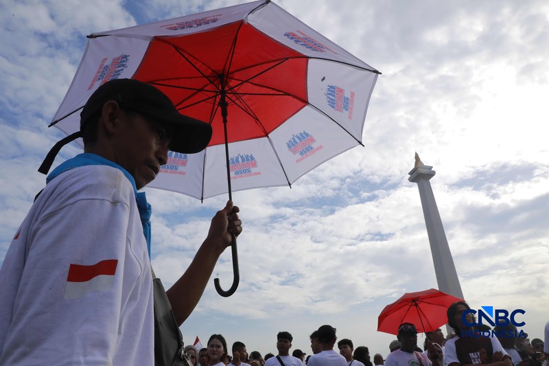Massa buruh memadati kawasan Monumen Nasional (Monas) dalam peringatan Hari Buruh Internasional (Mayday) di Jakarta, Jumat (1/5/2026). (CNBC Indonesia/Muhammad Sabki)
