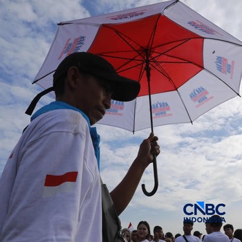 Massa buruh memadati kawasan Monumen Nasional (Monas) dalam peringatan Hari Buruh Internasional (Mayday) di Jakarta, Jumat (1/5/2026). (CNBC Indonesia/Muhammad Sabki)