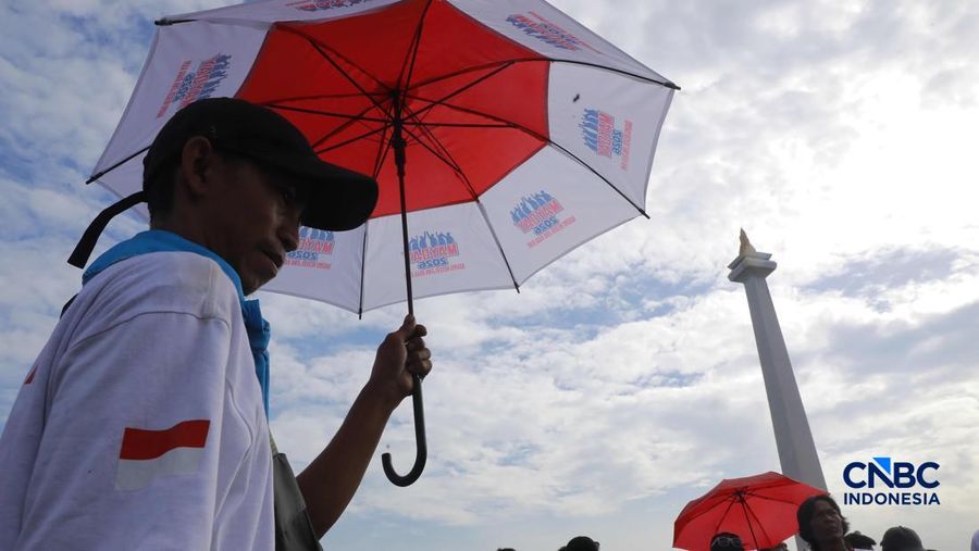 Massa buruh memadati kawasan Monumen Nasional (Monas) dalam peringatan Hari Buruh Internasional (Mayday) di Jakarta, Jumat (1/5/2026).