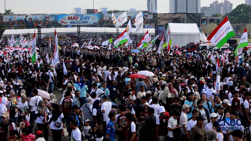 Massa buruh memadati kawasan Monumen Nasional (Monas) dalam peringatan Hari Buruh Internasional (Mayday) di Jakarta, Jumat (1/5/2026). (CNBC Indonesia/Muhammad Sabki)