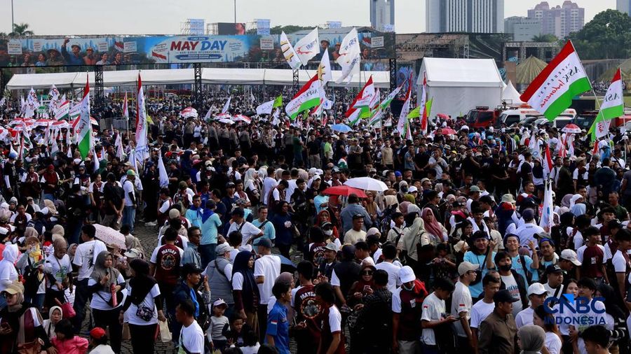 Massa buruh memadati kawasan Monumen Nasional (Monas) dalam peringatan Hari Buruh Internasional (Mayday) di Jakarta, Jumat (1/5/2026).