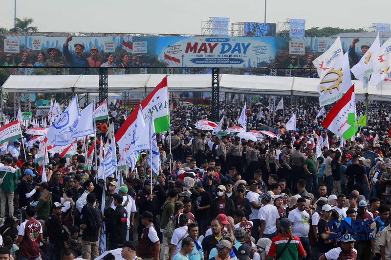 Massa buruh memadati kawasan Monumen Nasional (Monas) dalam peringatan Hari Buruh Internasional (Mayday) di Jakarta, Jumat (1/5/2026). (CNBC Indonesia/Muhammad Sabki)