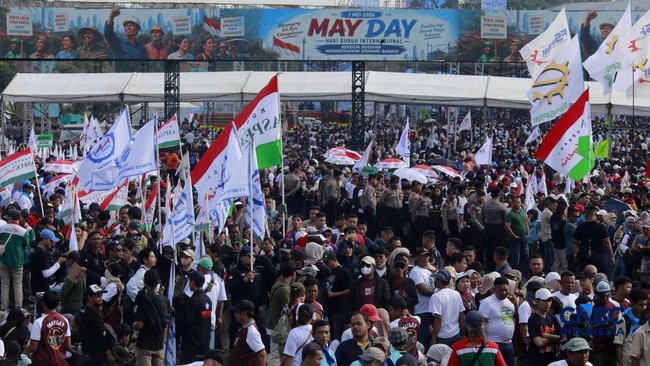 Penampakan Buruh Menyemut di Monas Jakarta, Rayakan May Day 2026
