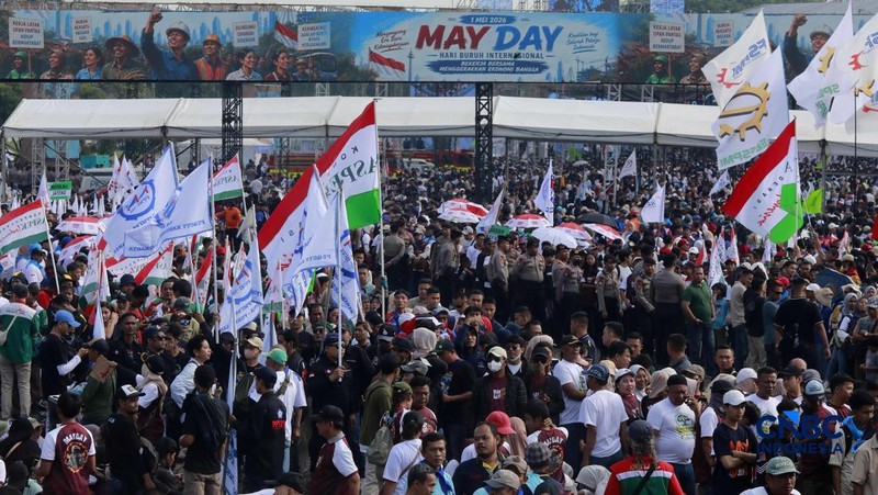 Massa buruh memadati kawasan Monumen Nasional (Monas) dalam peringatan Hari Buruh Internasional (Mayday) di Jakarta, Jumat (1/5/2026). (CNBC Indonesia/Muhammad Sabki)