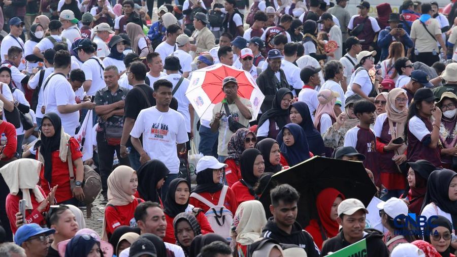Massa buruh memadati kawasan Monumen Nasional (Monas) dalam peringatan Hari Buruh Internasional (Mayday) di Jakarta, Jumat (1/5/2026).