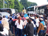 Massa buruh mulai berdatangan di kawasan Monumen Nasional (Monas), Jakarta, Jumat (1/5/2026). (CNBC Indonesia/Robertus Andrianto)