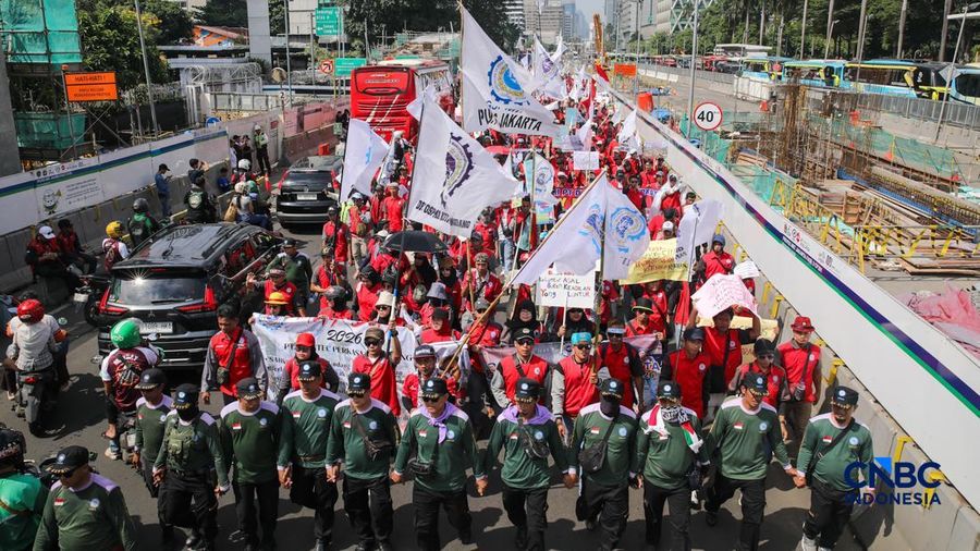 Massa buruh yang tergabung dalam Gerakan Serikat Pekerja Manufaktur Independen Indonesia (GSPMII) melakukan unjuk rasa saat peringatan Hari Buruh Internasional atau May Day di kawasan Patung Kuda, Jakarta, Kamis (1/5/2026).