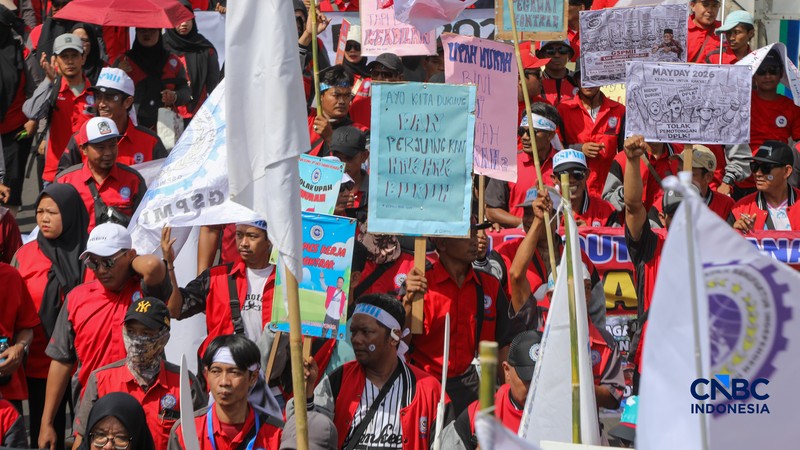 Massa buruh yang tergabung dalam Gerakan Serikat Pekerja Manufaktur Independen Indonesia (GSPMII) melakukan unjuk rasa saat peringatan Hari Buruh Internasional atau May Day di kawasan Patung Kuda, Jakarta, Kamis (1/5/2026). (CNBC Indonesia/Faisal Rahman)