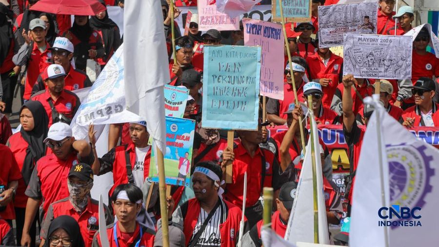 Massa buruh yang tergabung dalam Gerakan Serikat Pekerja Manufaktur Independen Indonesia (GSPMII) melakukan unjuk rasa saat peringatan Hari Buruh Internasional atau May Day di kawasan Patung Kuda, Jakarta, Kamis (1/5/2026).
