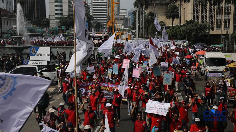 Massa buruh yang tergabung dalam Gerakan Serikat Pekerja Manufaktur Independen Indonesia (GSPMII) melakukan unjuk rasa saat peringatan Hari Buruh Internasional atau May Day di kawasan Patung Kuda, Jakarta, Kamis (1/5/2026).
