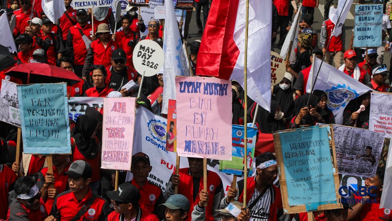 Massa buruh yang tergabung dalam Gerakan Serikat Pekerja Manufaktur Independen Indonesia (GSPMII) melakukan unjuk rasa saat peringatan Hari Buruh Internasional atau May Day di kawasan Patung Kuda, Jakarta, Kamis (1/5/2026). (CNBC Indonesia/Faisal Rahman)