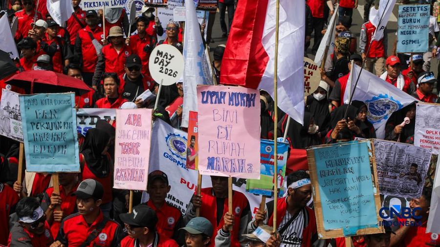 Massa buruh yang tergabung dalam Gerakan Serikat Pekerja Manufaktur Independen Indonesia (GSPMII) melakukan unjuk rasa saat peringatan Hari Buruh Internasional atau May Day di kawasan Patung Kuda, Jakarta, Kamis (1/5/2026).