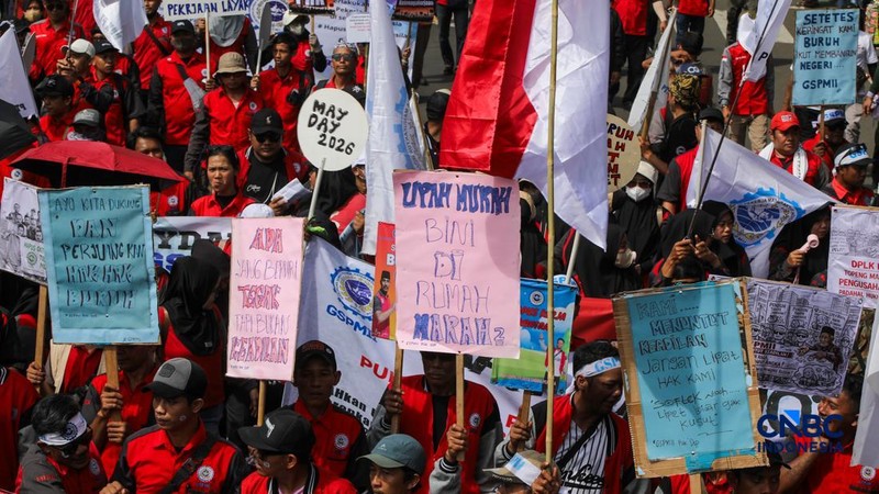 Massa buruh yang tergabung dalam Gerakan Serikat Pekerja Manufaktur Independen Indonesia (GSPMII) melakukan unjuk rasa saat peringatan Hari Buruh Internasional atau May Day di kawasan Patung Kuda, Jakarta, Kamis (1/5/2026).