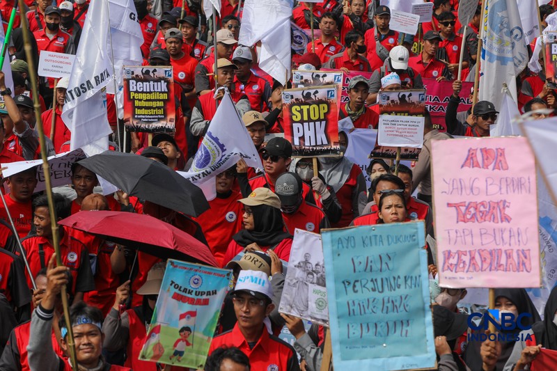 Massa buruh yang tergabung dalam Gerakan Serikat Pekerja Manufaktur Independen Indonesia (GSPMII) melakukan unjuk rasa saat peringatan Hari Buruh Internasional atau May Day di kawasan Patung Kuda, Jakarta, Kamis (1/5/2026). (CNBC Indonesia/Faisal Rahman)