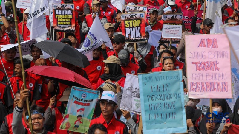 Massa buruh yang tergabung dalam Gerakan Serikat Pekerja Manufaktur Independen Indonesia (GSPMII) melakukan unjuk rasa saat peringatan Hari Buruh Internasional atau May Day di kawasan Patung Kuda, Jakarta, Kamis (1/5/2026).