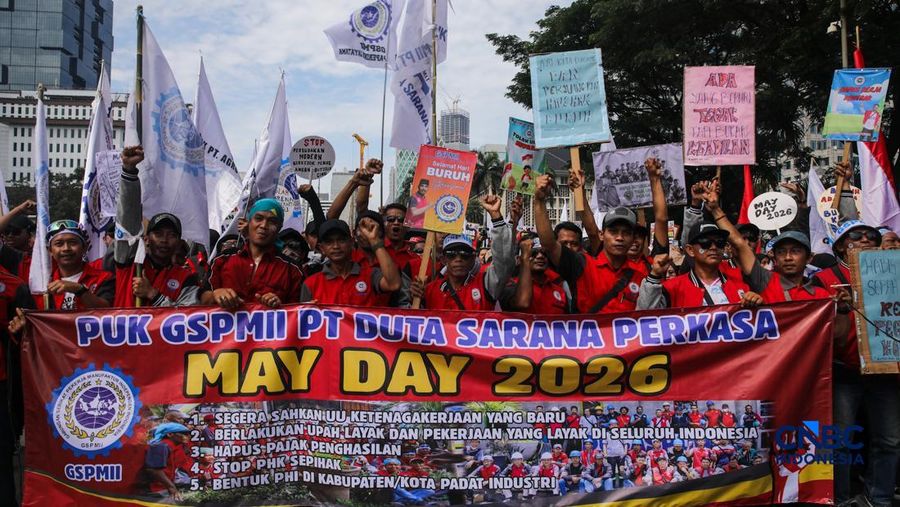 Massa buruh yang tergabung dalam Gerakan Serikat Pekerja Manufaktur Independen Indonesia (GSPMII) melakukan unjuk rasa saat peringatan Hari Buruh Internasional atau May Day di kawasan Patung Kuda, Jakarta, Kamis (1/5/2026). (CNBC Indonesia/Faisal Ra