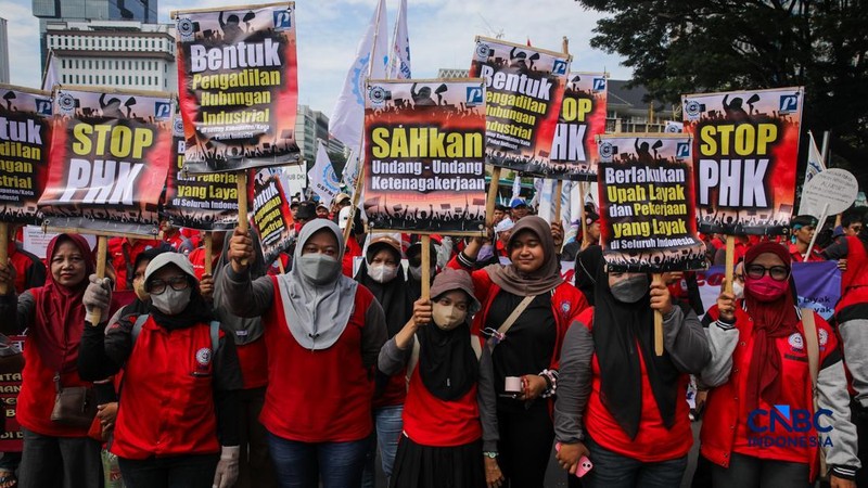 Massa buruh yang tergabung dalam Gerakan Serikat Pekerja Manufaktur Independen Indonesia (GSPMII) melakukan unjuk rasa saat peringatan Hari Buruh Internasional atau May Day di kawasan Patung Kuda, Jakarta, Kamis (1/5/2026).