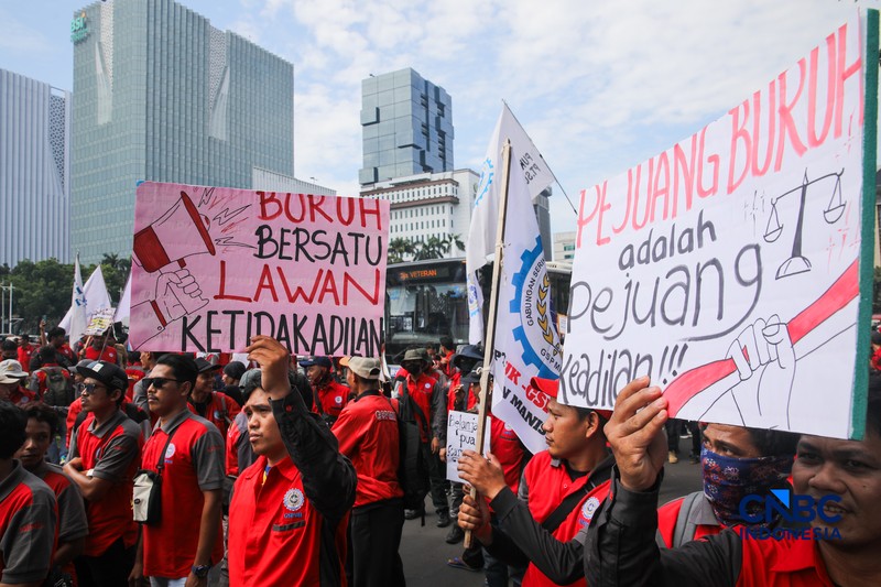 Massa buruh yang tergabung dalam Gerakan Serikat Pekerja Manufaktur Independen Indonesia (GSPMII) melakukan unjuk rasa saat peringatan Hari Buruh Internasional atau May Day di kawasan Patung Kuda, Jakarta, Kamis (1/5/2026). (CNBC Indonesia/Faisal Rahman)