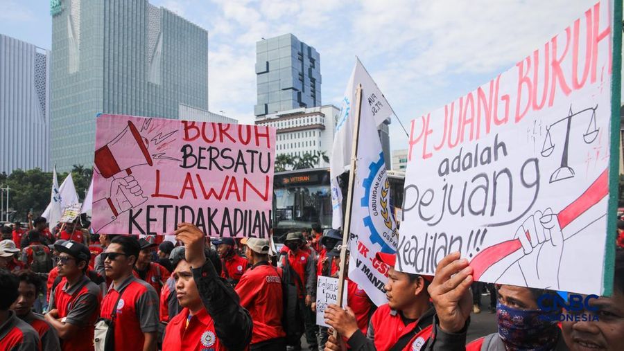 Massa buruh yang tergabung dalam Gerakan Serikat Pekerja Manufaktur Independen Indonesia (GSPMII) melakukan unjuk rasa saat peringatan Hari Buruh Internasional atau May Day di kawasan Patung Kuda, Jakarta, Kamis (1/5/2026).