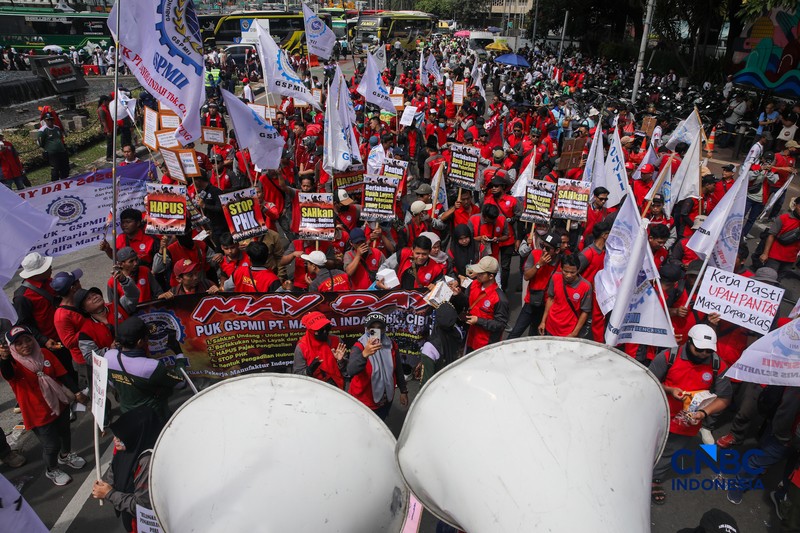 Massa buruh yang tergabung dalam Gerakan Serikat Pekerja Manufaktur Independen Indonesia (GSPMII) melakukan unjuk rasa saat peringatan Hari Buruh Internasional atau May Day di kawasan Patung Kuda, Jakarta, Kamis (1/5/2026). (CNBC Indonesia/Faisal Rahman)