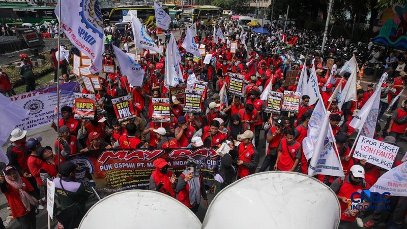 Massa buruh yang tergabung dalam Gerakan Serikat Pekerja Manufaktur Independen Indonesia (GSPMII) melakukan unjuk rasa saat peringatan Hari Buruh Internasional atau May Day di kawasan Patung Kuda, Jakarta, Kamis (1/5/2026).