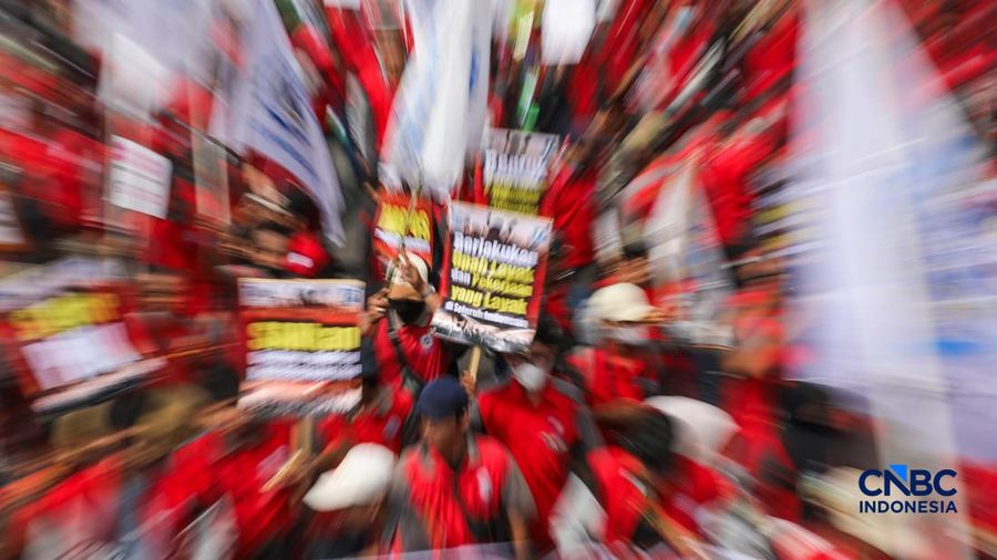 Massa buruh yang tergabung dalam Gerakan Serikat Pekerja Manufaktur Independen Indonesia (GSPMII) melakukan unjuk rasa saat peringatan Hari Buruh Internasional atau May Day di kawasan Patung Kuda, Jakarta, Kamis (1/5/2026). (CNBC Indonesia/Faisal Ra