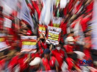 Massa buruh yang tergabung dalam Gerakan Serikat Pekerja Manufaktur Independen Indonesia (GSPMII) melakukan unjuk rasa saat peringatan Hari Buruh Internasional atau May Day di kawasan Patung Kuda, Jakarta, Kamis (1/5/2026). (CNBC Indonesia/Faisal Ra