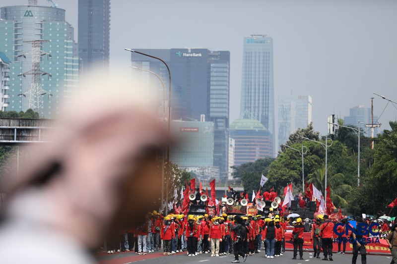 Massa buruh yang tergabung dalam Konfederasi Kongres Aliansi Serikat Buruh Indonesia (KASBI) mulai berdatangan ke kawasan Gedung DPR RI, Senayan, Jakarta, Jumat (1/5/2026). (CNBC Indonesia/Tri Susilo)