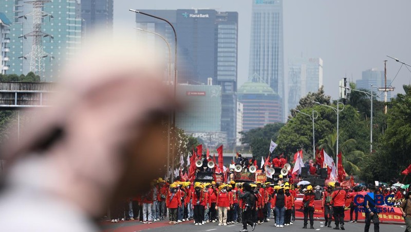 Massa buruh yang tergabung dalam Konfederasi Kongres Aliansi Serikat Buruh Indonesia (KASBI) mulai berdatangan ke kawasan Gedung DPR RI, Senayan, Jakarta, Jumat (1/5/2026).