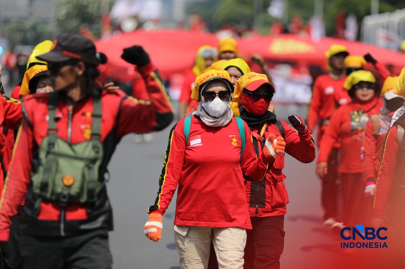 Massa buruh yang tergabung dalam Konfederasi Kongres Aliansi Serikat Buruh Indonesia (KASBI) mulai berdatangan ke kawasan Gedung DPR RI, Senayan, Jakarta, Jumat (1/5/2026). (CNBC Indonesia/Tri Susilo)