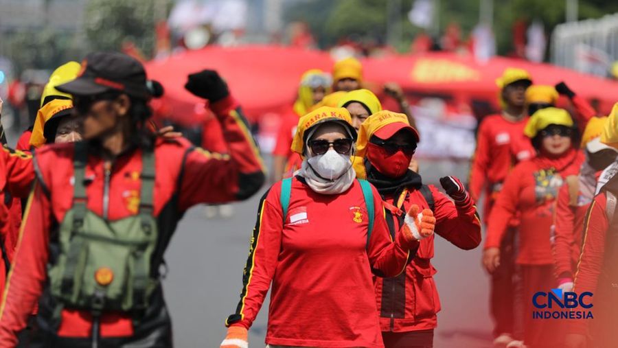 Massa buruh yang tergabung dalam Konfederasi Kongres Aliansi Serikat Buruh Indonesia (KASBI) mulai berdatangan ke kawasan Gedung DPR RI, Senayan, Jakarta, Jumat (1/5/2026).