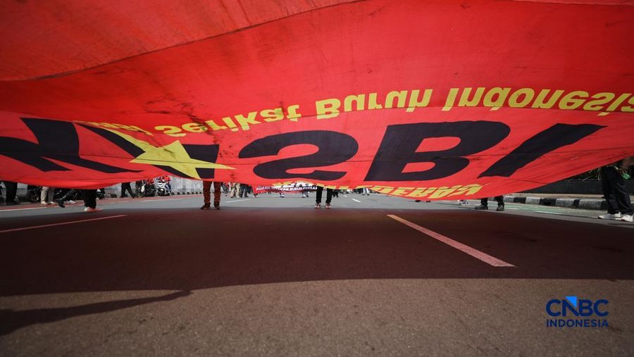 Massa buruh yang tergabung dalam Konfederasi Kongres Aliansi Serikat Buruh Indonesia (KASBI) mulai berdatangan ke kawasan Gedung DPR RI, Senayan, Jakarta, Jumat (1/5/2026).