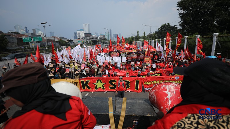 Massa buruh yang tergabung dalam Konfederasi Kongres Aliansi Serikat Buruh Indonesia (KASBI) mulai berdatangan ke kawasan Gedung DPR RI, Senayan, Jakarta, Jumat (1/5/2026). (CNBC Indonesia/Tri Susilo)