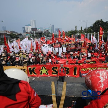 Massa buruh yang tergabung dalam Konfederasi Kongres Aliansi Serikat Buruh Indonesia (KASBI) mulai berdatangan ke kawasan Gedung DPR RI, Senayan, Jakarta, Jumat (1/5/2026). (CNBC Indonesia/Tri Susilo)