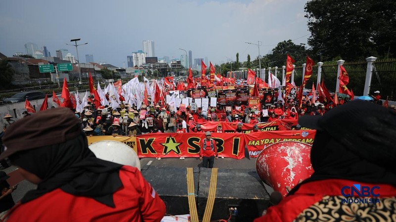 Massa buruh yang tergabung dalam Konfederasi Kongres Aliansi Serikat Buruh Indonesia (KASBI) mulai berdatangan ke kawasan Gedung DPR RI, Senayan, Jakarta, Jumat (1/5/2026). (CNBC Indonesia/Tri Susilo)