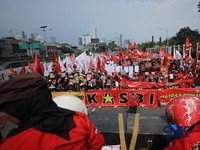 Massa buruh yang tergabung dalam Konfederasi Kongres Aliansi Serikat Buruh Indonesia (KASBI) mulai berdatangan ke kawasan Gedung DPR RI, Senayan, Jakarta, Jumat (1/5/2026). (CNBC Indonesia/Tri Susilo)