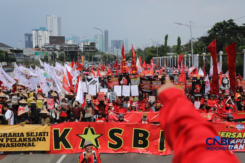 Massa buruh yang tergabung dalam Konfederasi Kongres Aliansi Serikat Buruh Indonesia (KASBI) mulai berdatangan ke kawasan Gedung DPR RI, Senayan, Jakarta, Jumat (1/5/2026). (CNBC Indonesia/Tri Susilo)