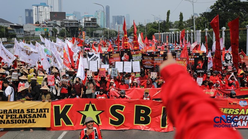 Massa buruh yang tergabung dalam Konfederasi Kongres Aliansi Serikat Buruh Indonesia (KASBI) mulai berdatangan ke kawasan Gedung DPR RI, Senayan, Jakarta, Jumat (1/5/2026).