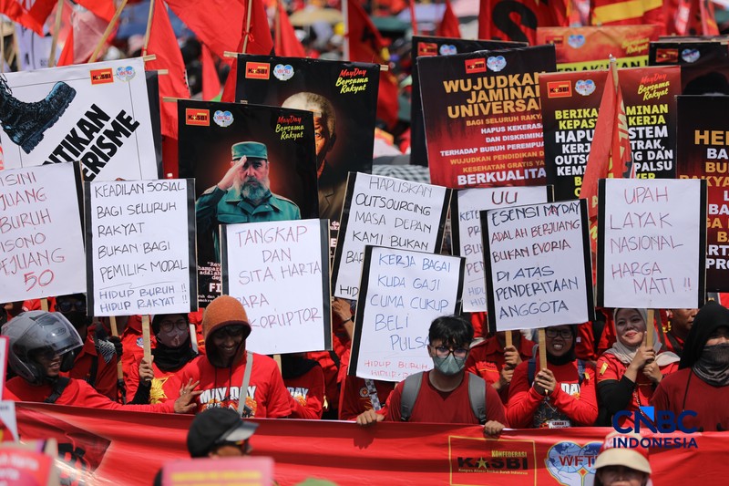 Massa buruh yang tergabung dalam Konfederasi Kongres Aliansi Serikat Buruh Indonesia (KASBI) mulai berdatangan ke kawasan Gedung DPR RI, Senayan, Jakarta, Jumat (1/5/2026). (CNBC Indonesia/Tri Susilo)