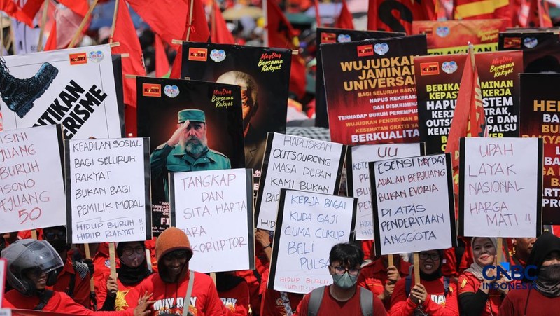 Massa buruh yang tergabung dalam Konfederasi Kongres Aliansi Serikat Buruh Indonesia (KASBI) mulai berdatangan ke kawasan Gedung DPR RI, Senayan, Jakarta, Jumat (1/5/2026).