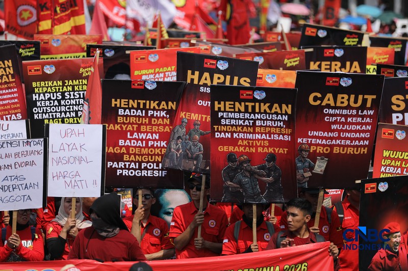 Massa buruh yang tergabung dalam Konfederasi Kongres Aliansi Serikat Buruh Indonesia (KASBI) mulai berdatangan ke kawasan Gedung DPR RI, Senayan, Jakarta, Jumat (1/5/2026). (CNBC Indonesia/Tri Susilo)