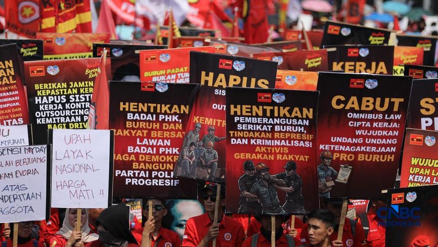 Massa buruh yang tergabung dalam Konfederasi Kongres Aliansi Serikat Buruh Indonesia (KASBI) mulai berdatangan ke kawasan Gedung DPR RI, Senayan, Jakarta, Jumat (1/5/2026).