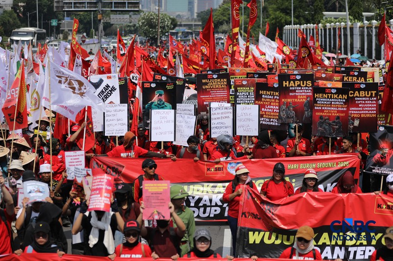 Massa buruh yang tergabung dalam Konfederasi Kongres Aliansi Serikat Buruh Indonesia (KASBI) mulai berdatangan ke kawasan Gedung DPR RI, Senayan, Jakarta, Jumat (1/5/2026). (CNBC Indonesia/Tri Susilo)